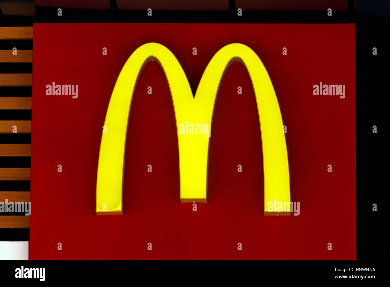 Klassische McDonald Schild mit blauem Himmel. McDonalds ist der weltweit größte Kette von Hamburger Fastfood-Restaurants, betreut rund 68 Millionen Kunden Stockfoto