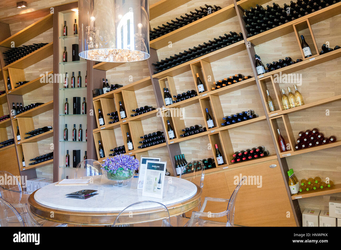 Jammern Sie Shop Damilano Weingut in La Morra in Barolo Bezirk, entlang der Weinstraße, Langhe Region Cuneo, Piemont, Italien Stockfoto