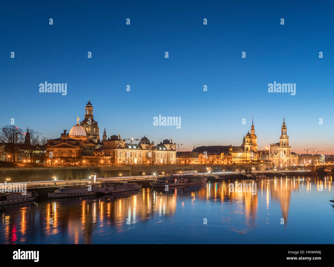 Nacht-Skyline der Stadt Dresden und die Elbe in Sachsen. Stockfoto Nacht-Skyline der Stadt Dresden und die Elbe in Sachsen. Stockfoto