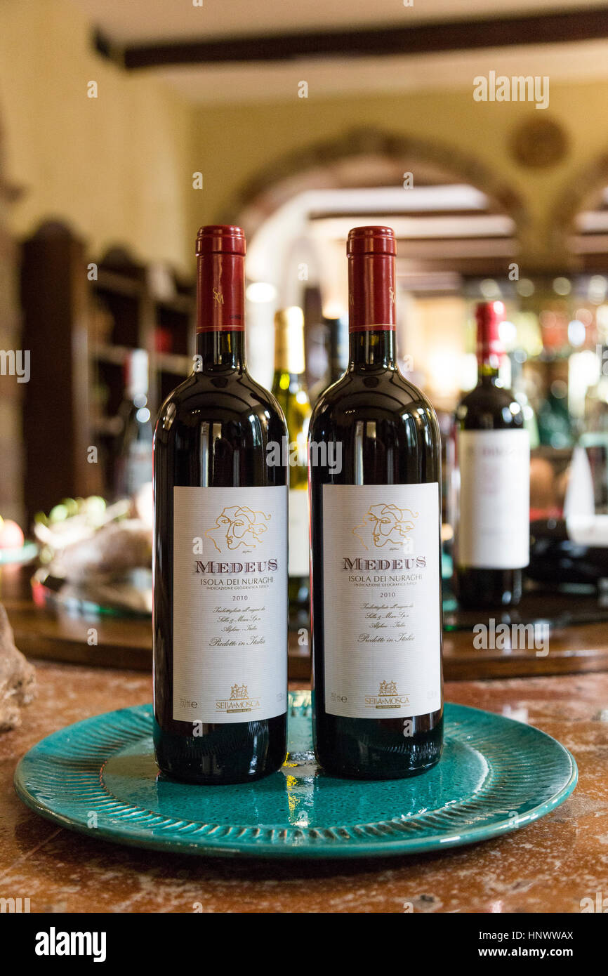 Einige Flaschen italienischer Rotwein zum Verkauf an den Wein shop Sella & Mosca in der Nähe von Alghero, Sassari, Sardinien Italien. Stockfoto