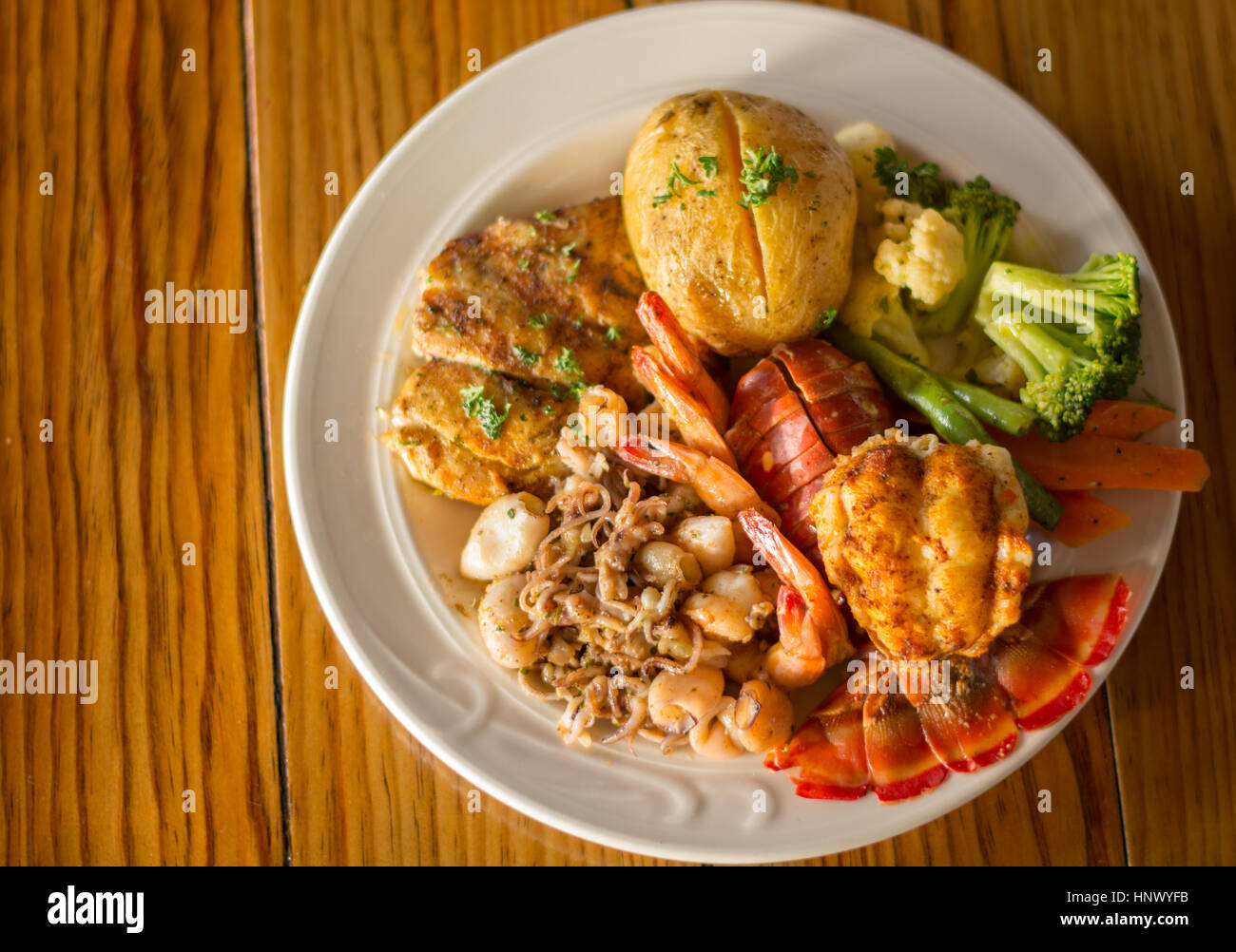 Fisch, Hummer und Calamri Meeresfrüchte-Platte Stockfoto
