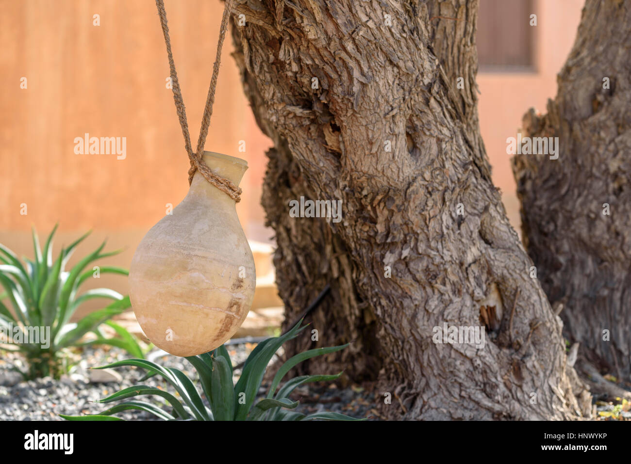 Tonkrug Wasser in einem Nahen Osten Land und Wüstenumgebung an einen Baum mit Bindfaden gebunden. Stockfoto