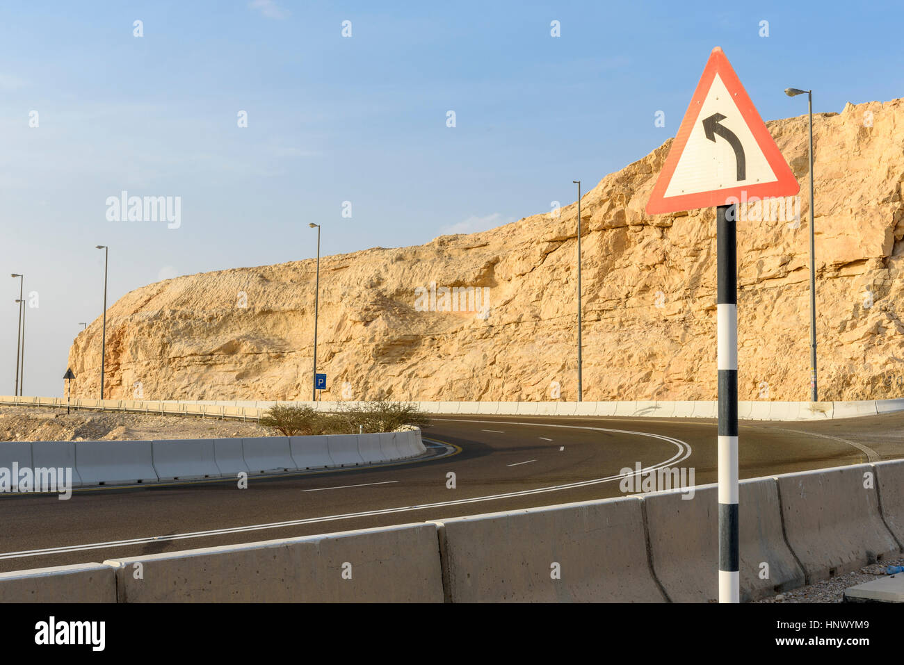 Jebel Hafeet Straße, Al Ain.  Straße geschnitten in den Sandstein des Jebel Hafeet, ein Gipfel mit Blick auf Al Ain und Oman Stockfoto
