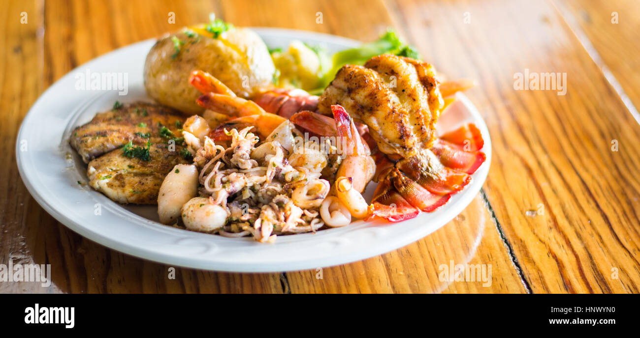 Fisch, Hummer und Calamri Meeresfrüchte-Platte Stockfoto