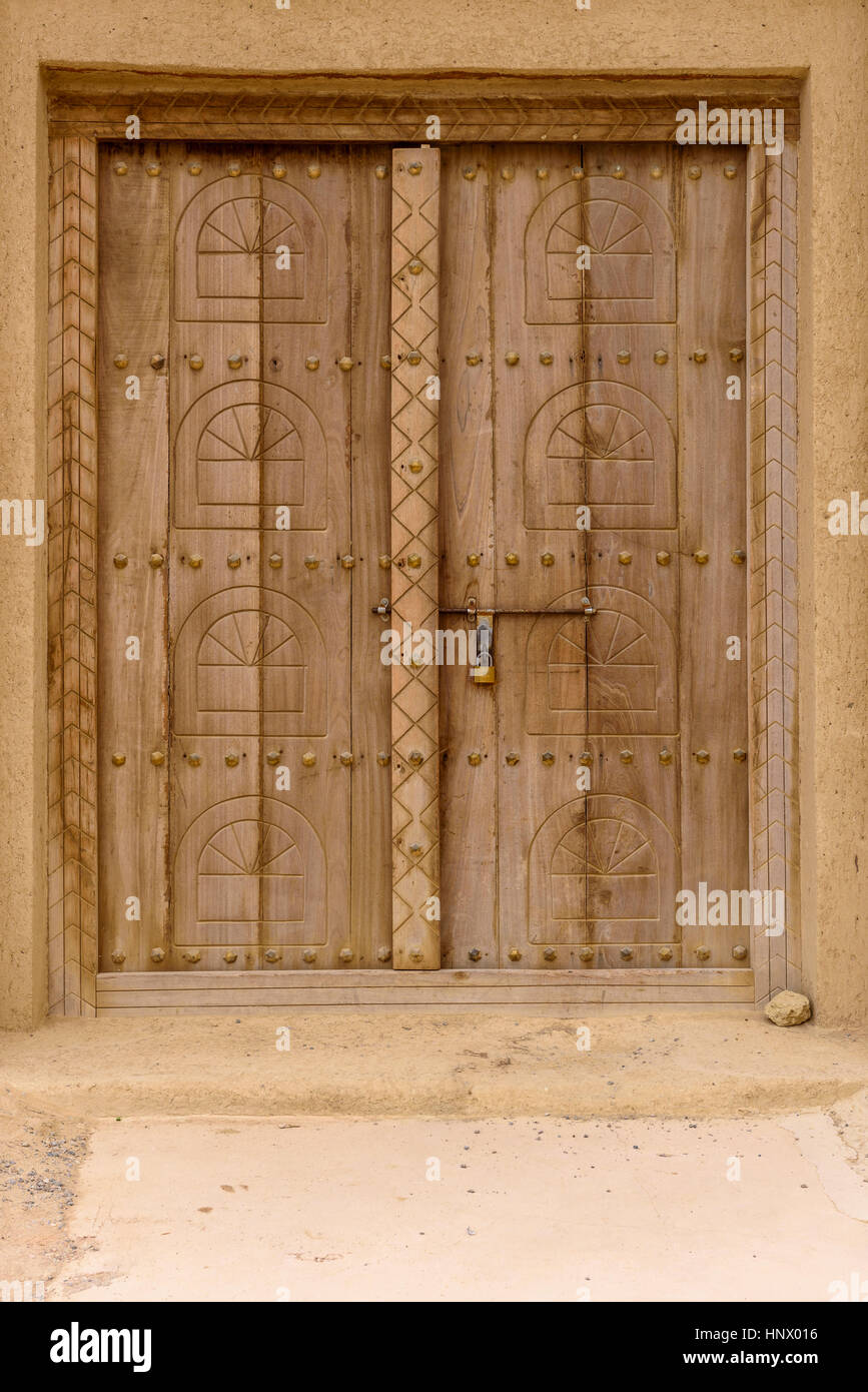 Alte Holztür in Qasr Al Qattara in Al Ain, Vereinigte Arabische Emirate Stockfoto