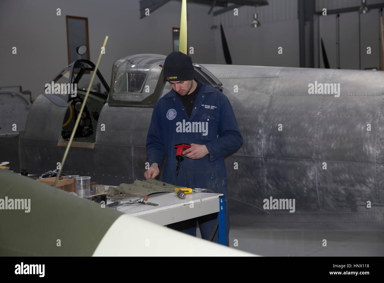 Man arbeitet an Spitfire Restaurierung am Biggin Hill Erbe Hangar Stockfoto