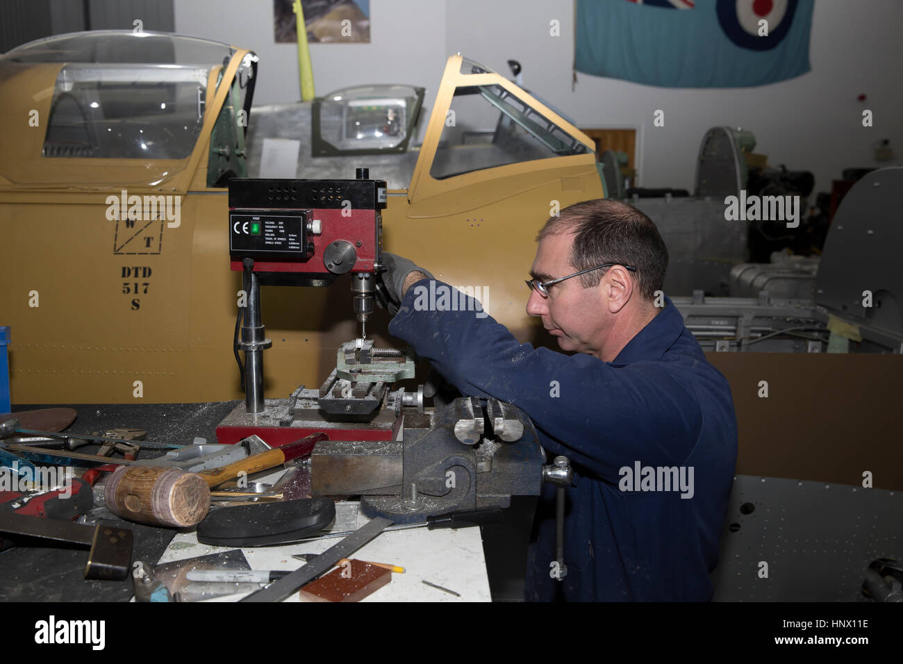 Man arbeitet an Spitfire Restaurierung am Biggin Hill Erbe Hangar Stockfoto