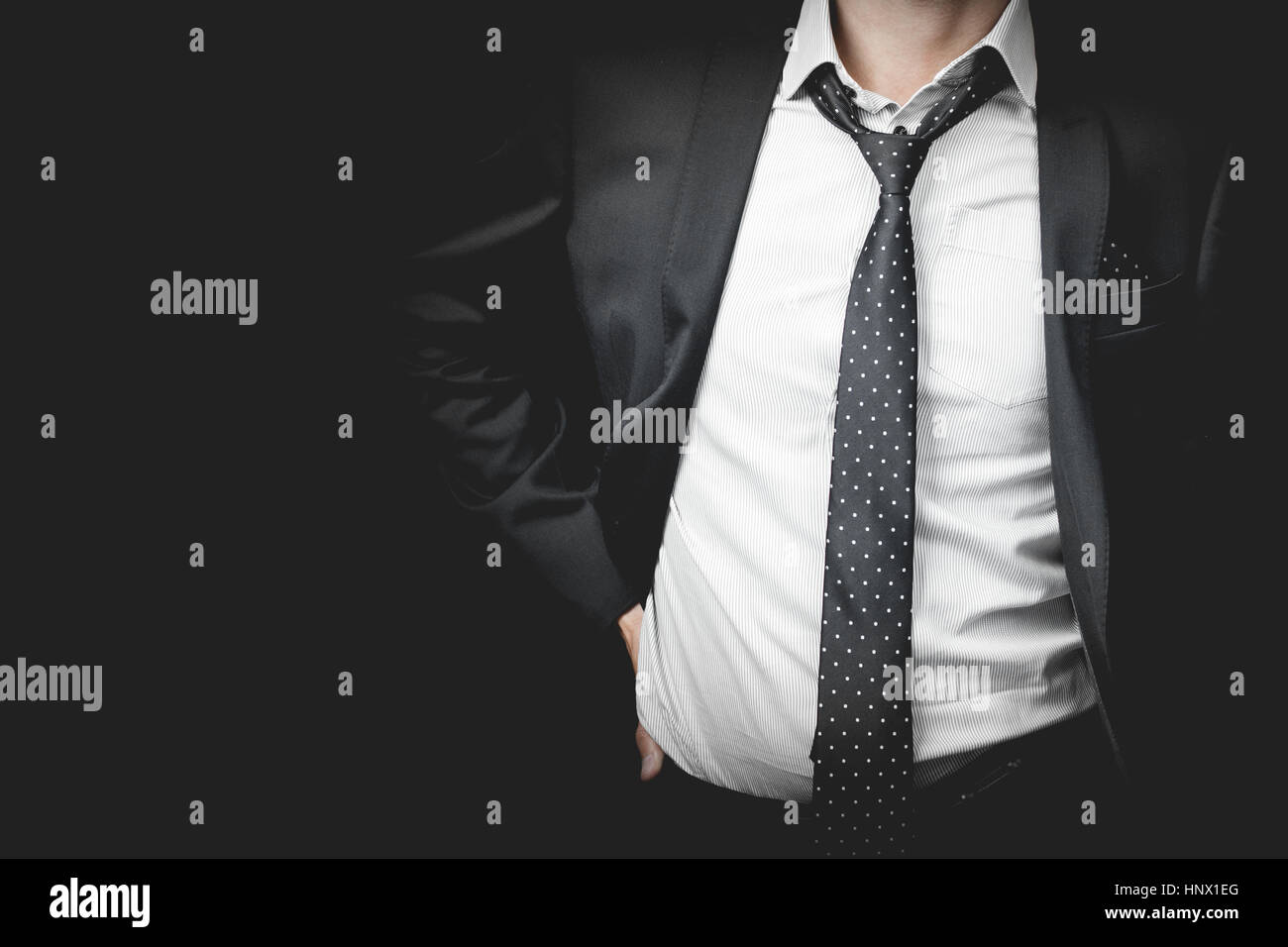 Mann im Anzug auf einem schwarzen Hintergrund Stockfoto