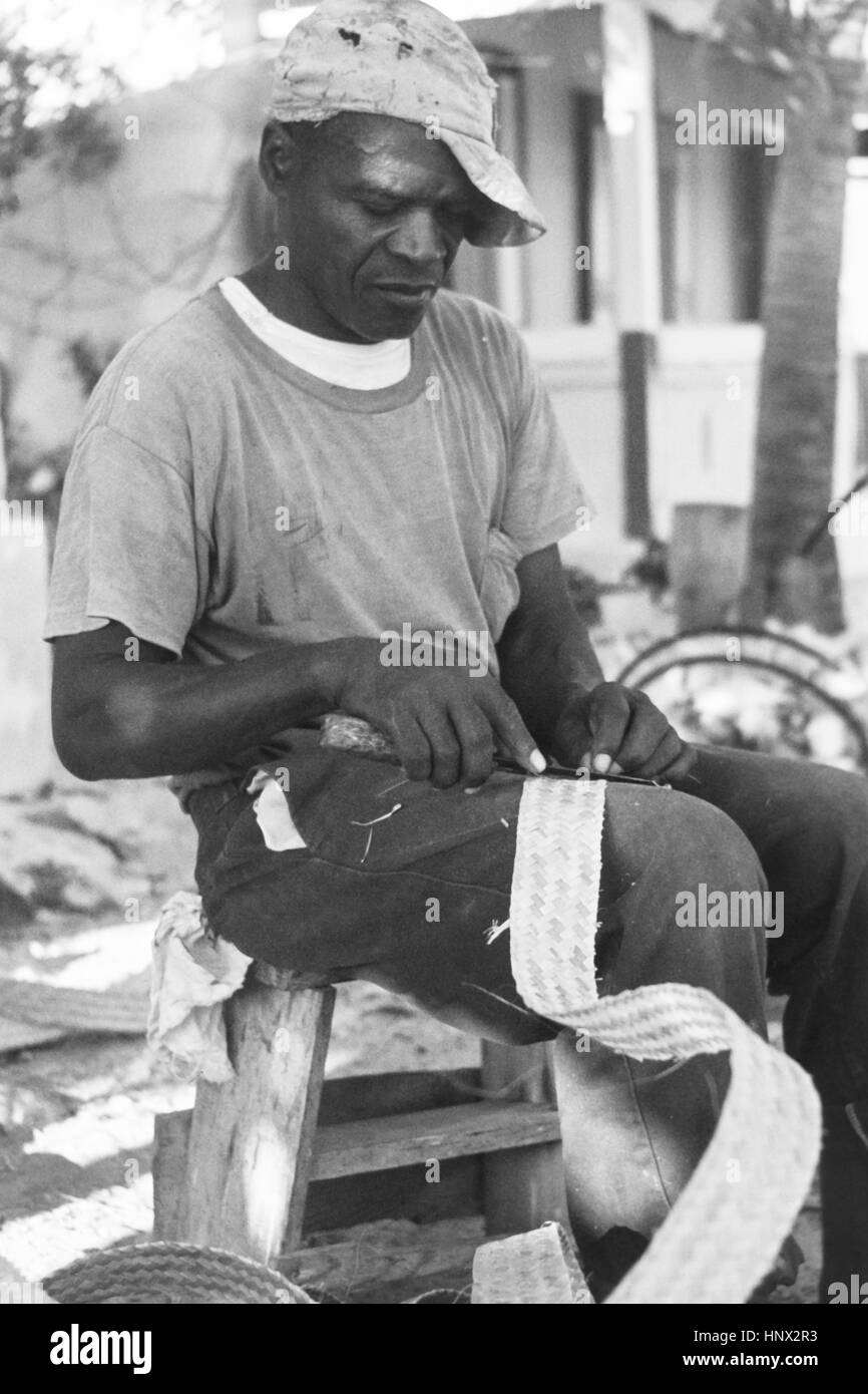 Henricus Maycock trimmen eine Band aus geflochtenem Stroh palm auf Ragged Island, Bahamas, 1970 Stockfoto