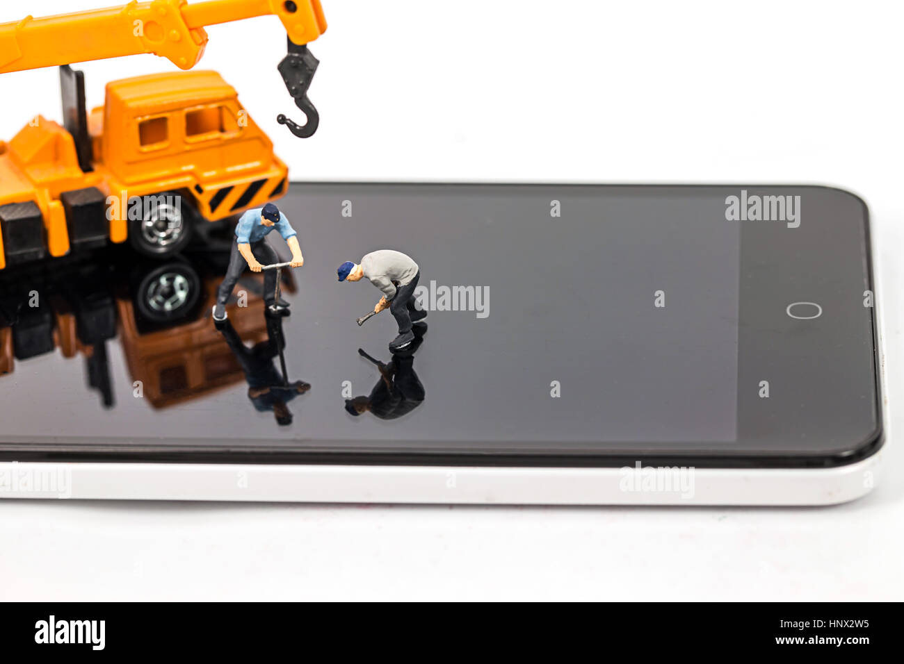 selektiven Fokus der Miniatur auf smart Phone mit Kettenschloss, abstrakten Hintergrund nach Lösung für Smartphone-Sicherheitsformular nicht Eigentümer. Stockfoto