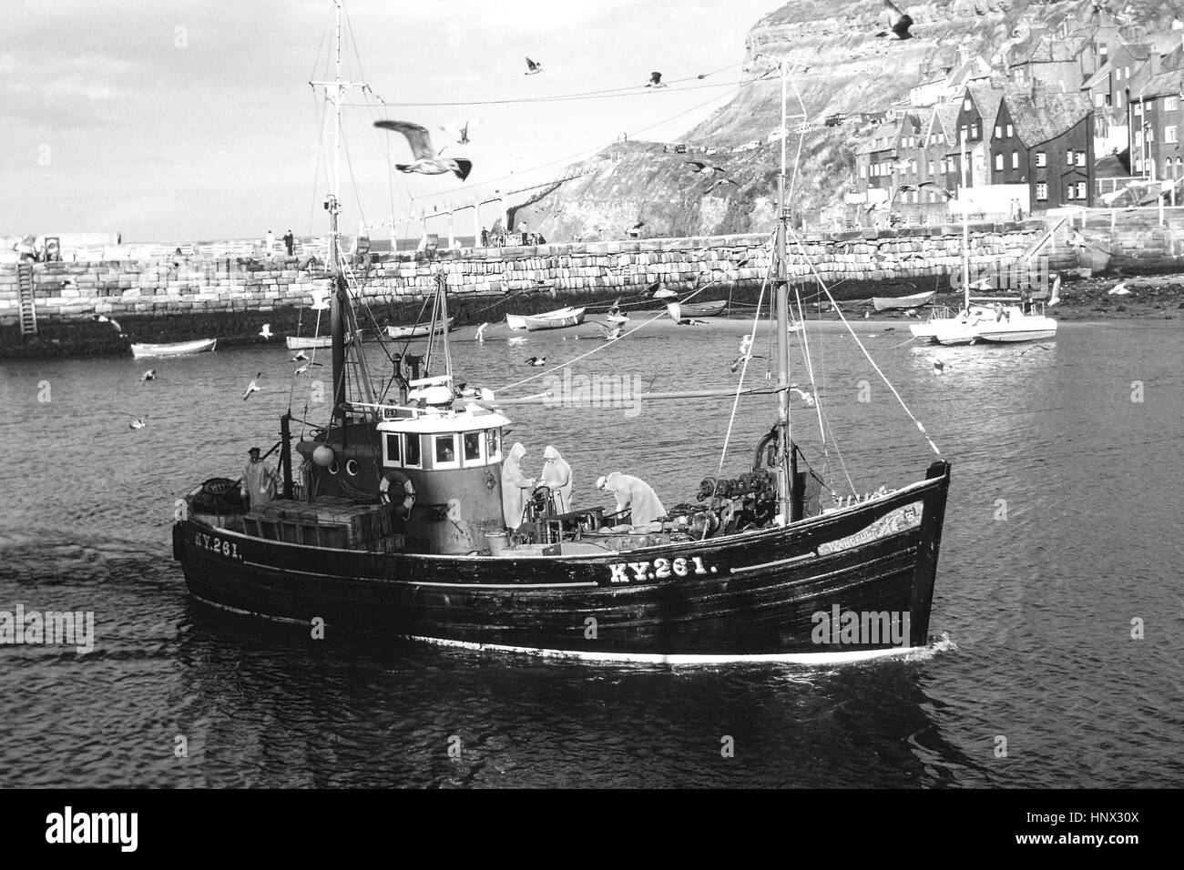 Der Trawler "Wacher KY 261" Eingabe von Whitby Hafen im Jahr 1966 Stockfoto