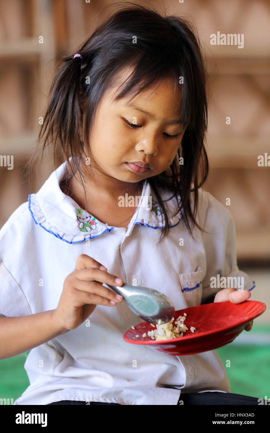 Junges Mädchen essen einen Teller mit Reis in der Kindertagesstätte Lindalva Zentrum für Kinder der Textilarbeiter in Phnom Penh, Kambodscha, Asien Stockfoto