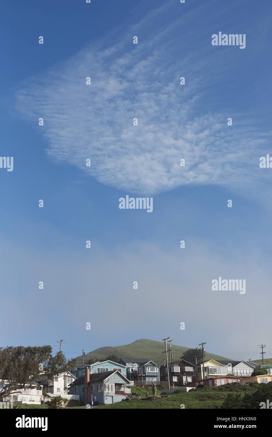 Eine seltsame Wolke über dem Dorf von Dillon Beach, Kalifornien, USA. Stockfoto