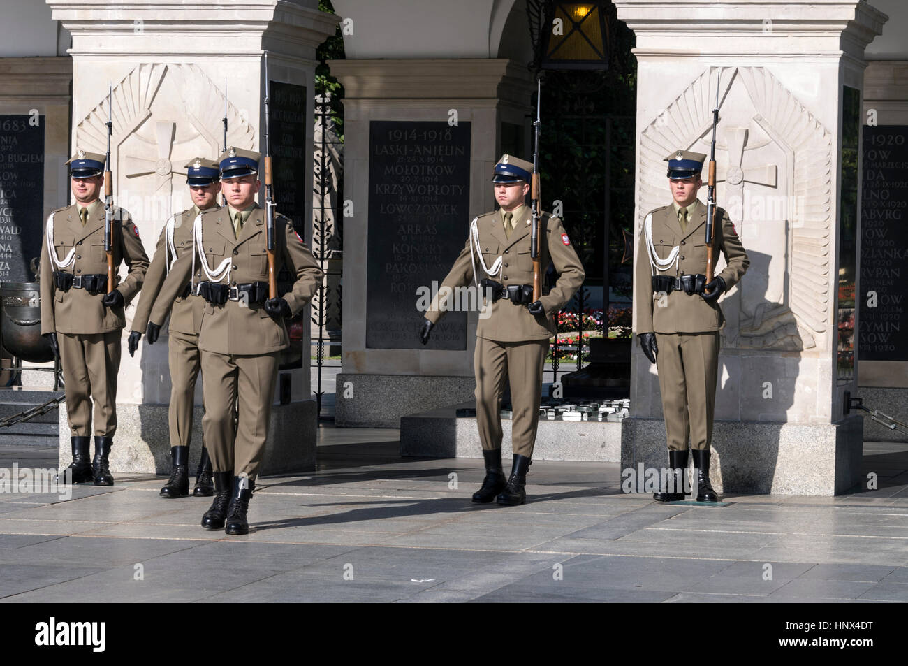 Die Wachablösung des Bataillons Vertreter der polnischeArmee an das Grab des The Unknown Soldier Pilsudski-Platz in Warschau, Polen, w Stockfoto