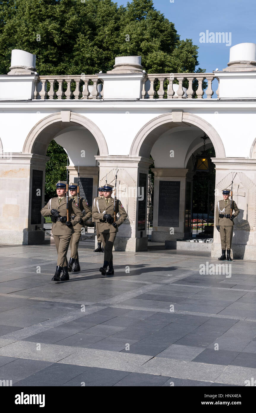 Soldaten als Teil der Wachablösung des Bataillons Vertreter der polnischeArmee, Rückkehr in die Kaserne am Grab des entlastet die Stockfoto
