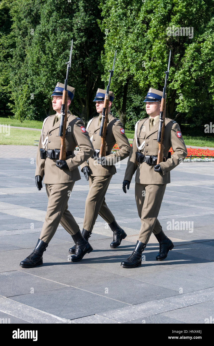 Soldaten als Teil der Wachablösung des Bataillons Vertreter der polnischeArmee, Rückkehr in die Kaserne am Grab des entlastet die Stockfoto