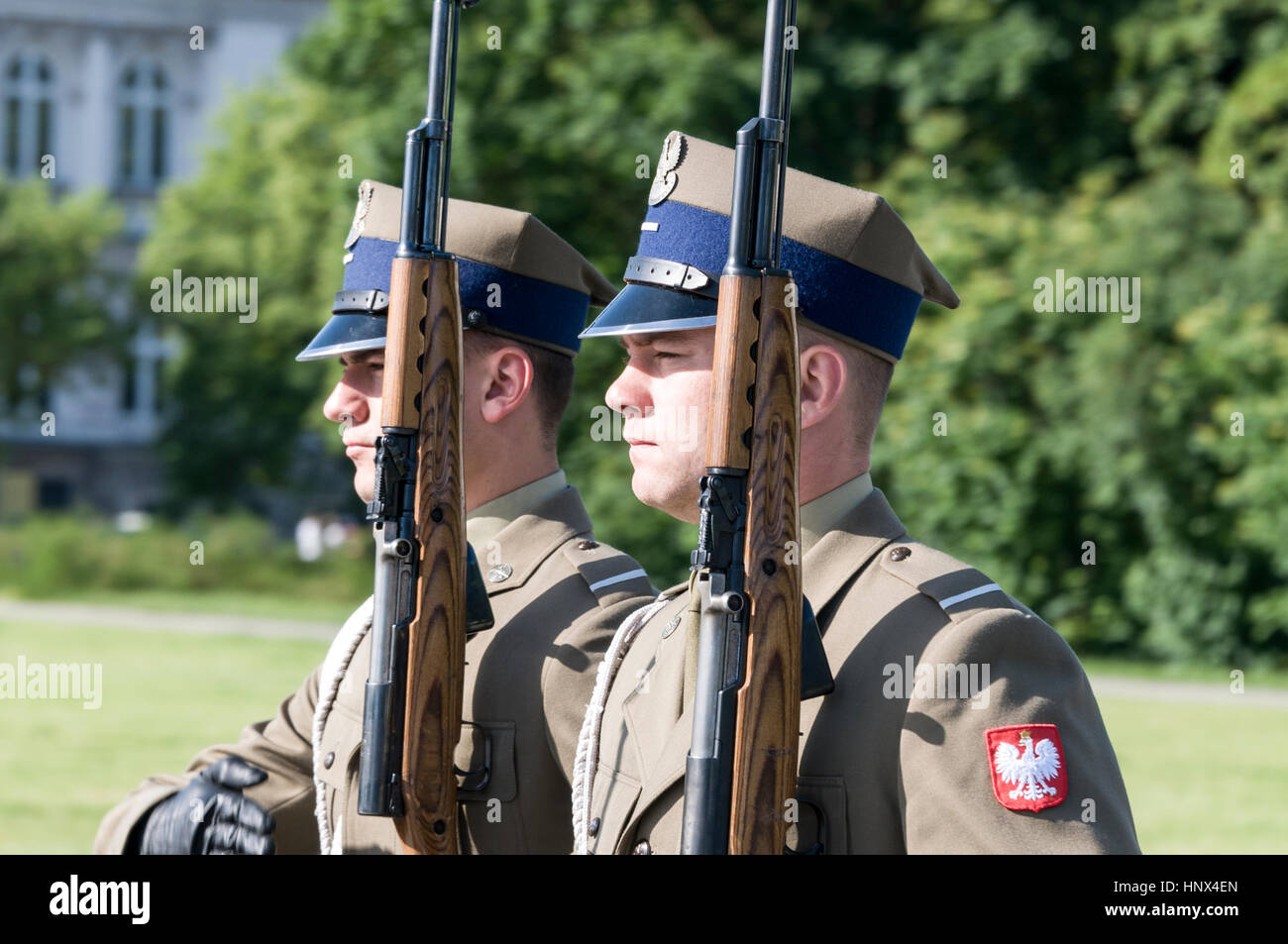 Soldaten als Teil der Wachablösung des Bataillons Vertreter der polnischeArmee, Rückkehr in die Kaserne am Grab des entlastet die Stockfoto