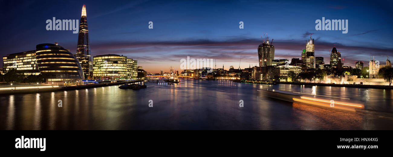 Panorama von der Tower Bridge mit dem Shard, Rathaus, der Themse und London City bei Dämmerung, Vereinigtes Königreich Stockfoto