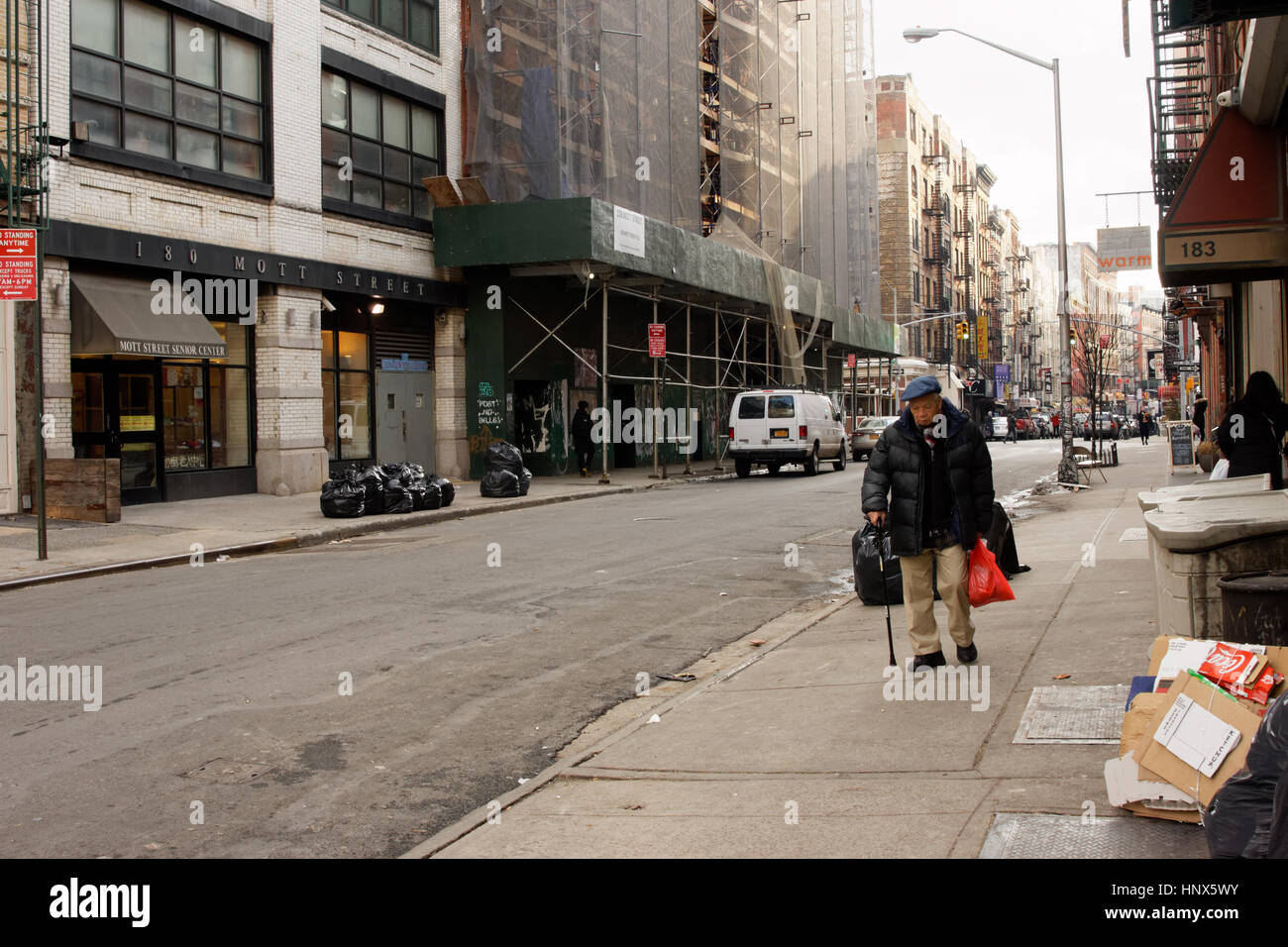 Ein älterer Mann ging Mott Street in Manhattan Chinatown, mit einer Tasche von Lebensmitteln. 5, 1. Februar 2017 Stockfoto