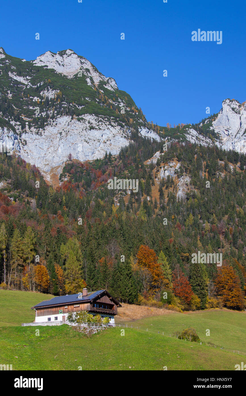 Traditionelles Haus mit Solarzellen auf dem Dach in der Nähe von Hintersee bei Ramsau, Berchtesgadener Land, Oberbayern, Deutschland Stockfoto