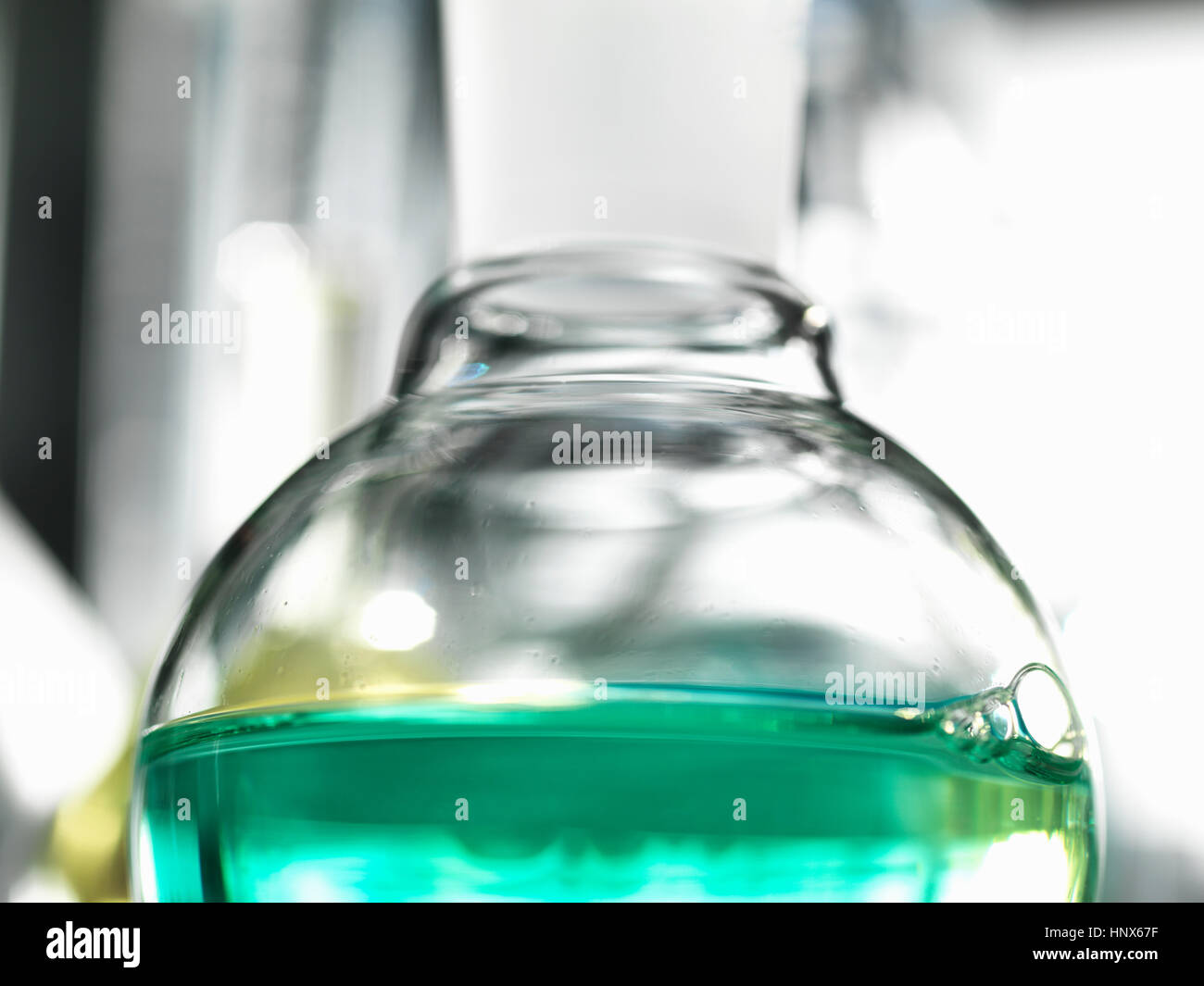 Chemisches Experiment in einem Labor Stockfoto