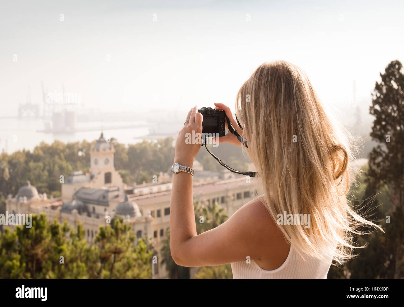 Frau mit Kamera Sightseeing, Malaga, Spanien Stockfoto