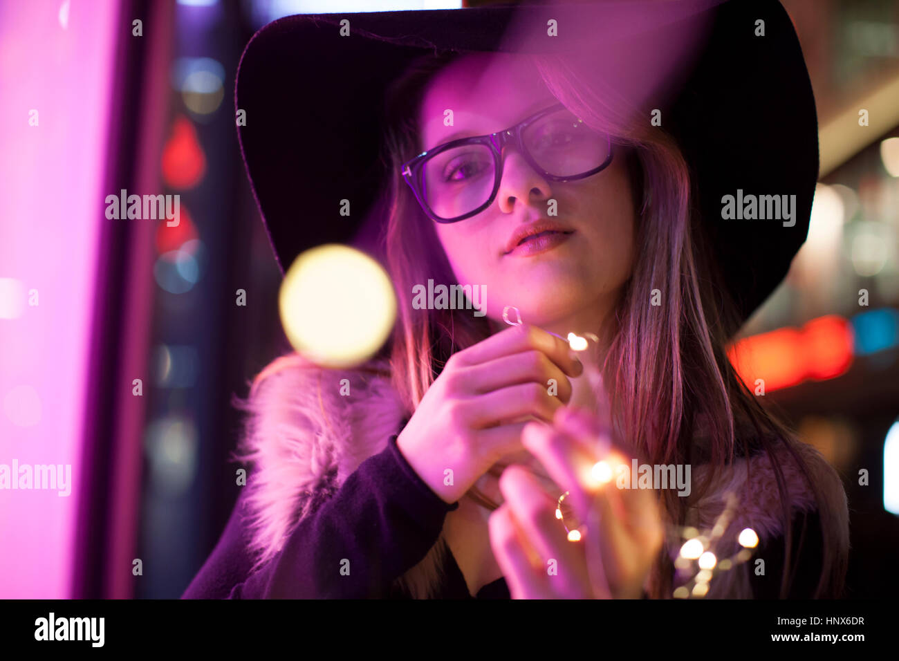 Junge Frau mit Neonlichtern, London, UK Stockfoto