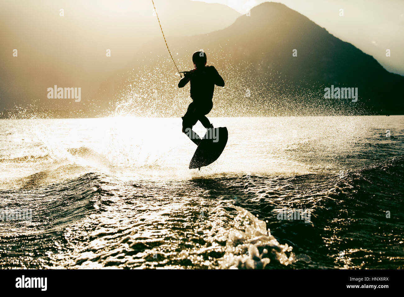 Silhouette von Wasserschifahrer Wasserski, Lago Maggiore, Verbania, Piemont, Italien Stockfoto