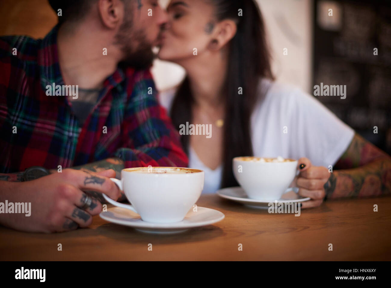 Paar küssen im café Stockfoto