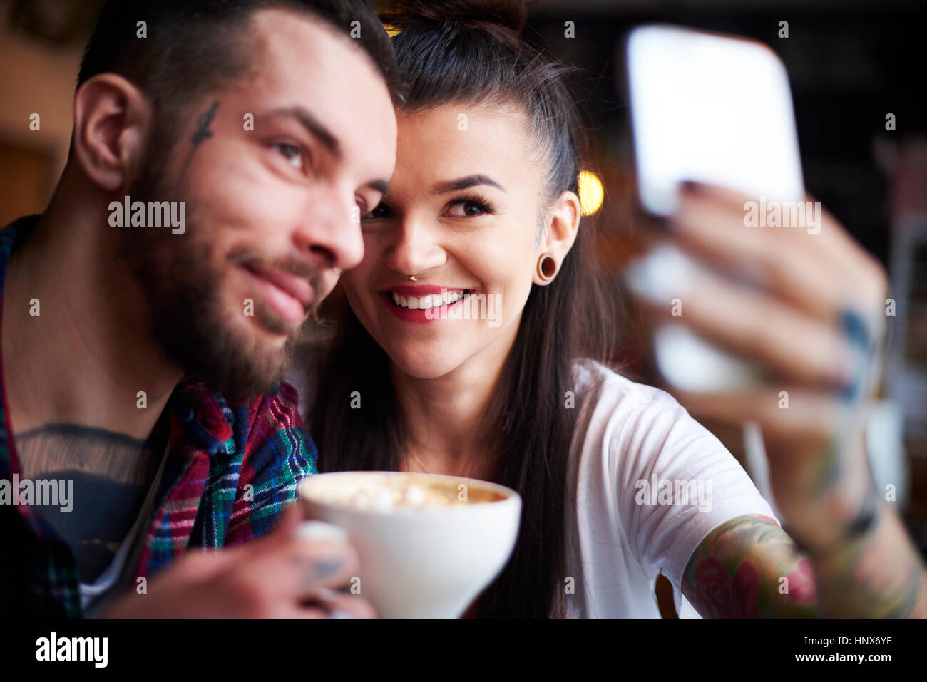 Paar im Café nehmen selfie Stockfoto
