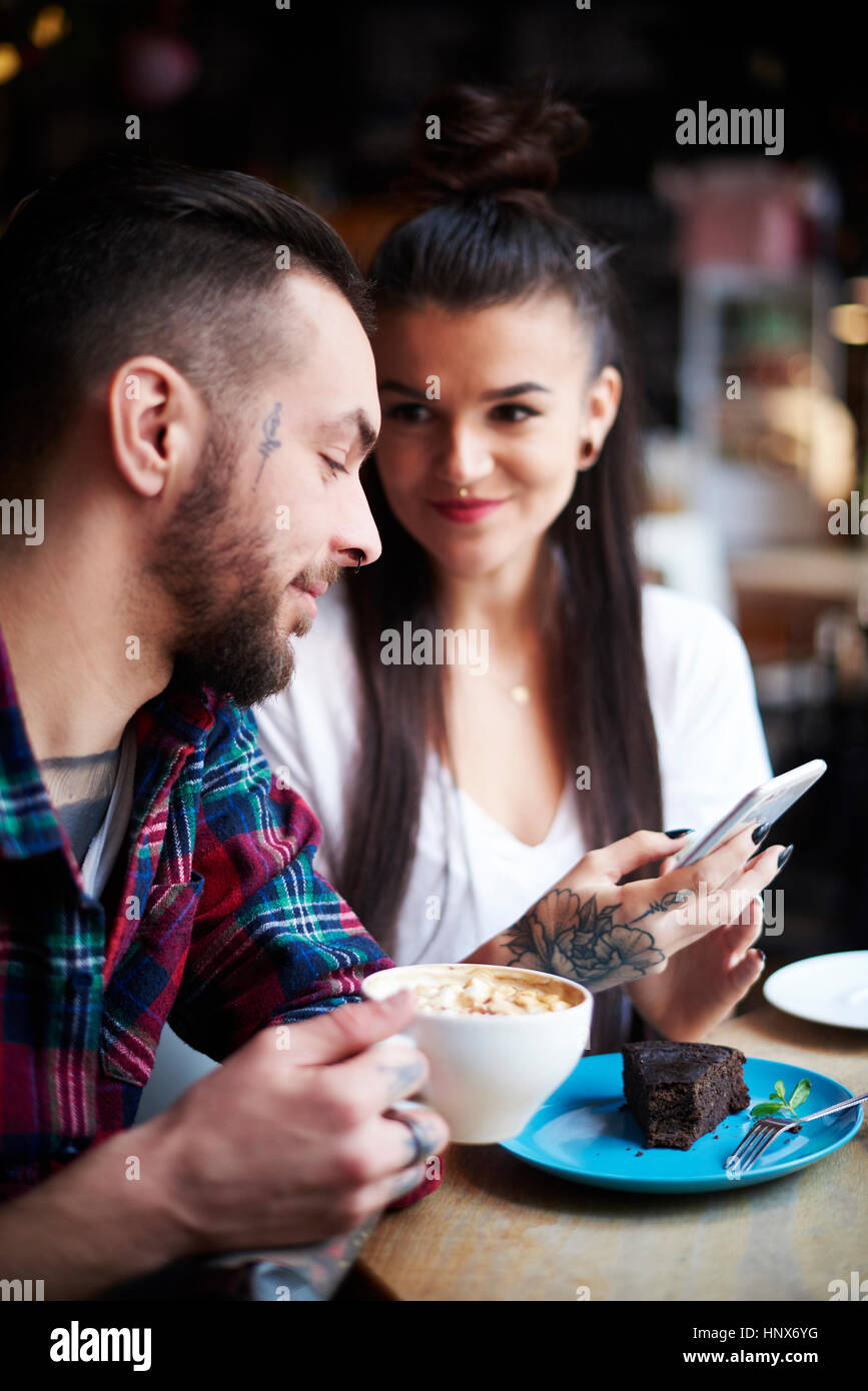 Paar mit Smartphone im café Stockfoto
