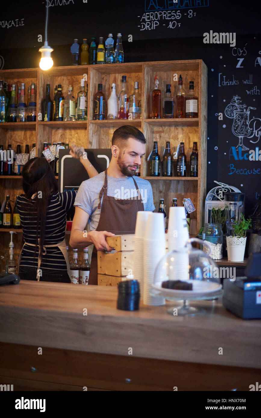 Baristas arbeiten hinter Theke Stockfoto