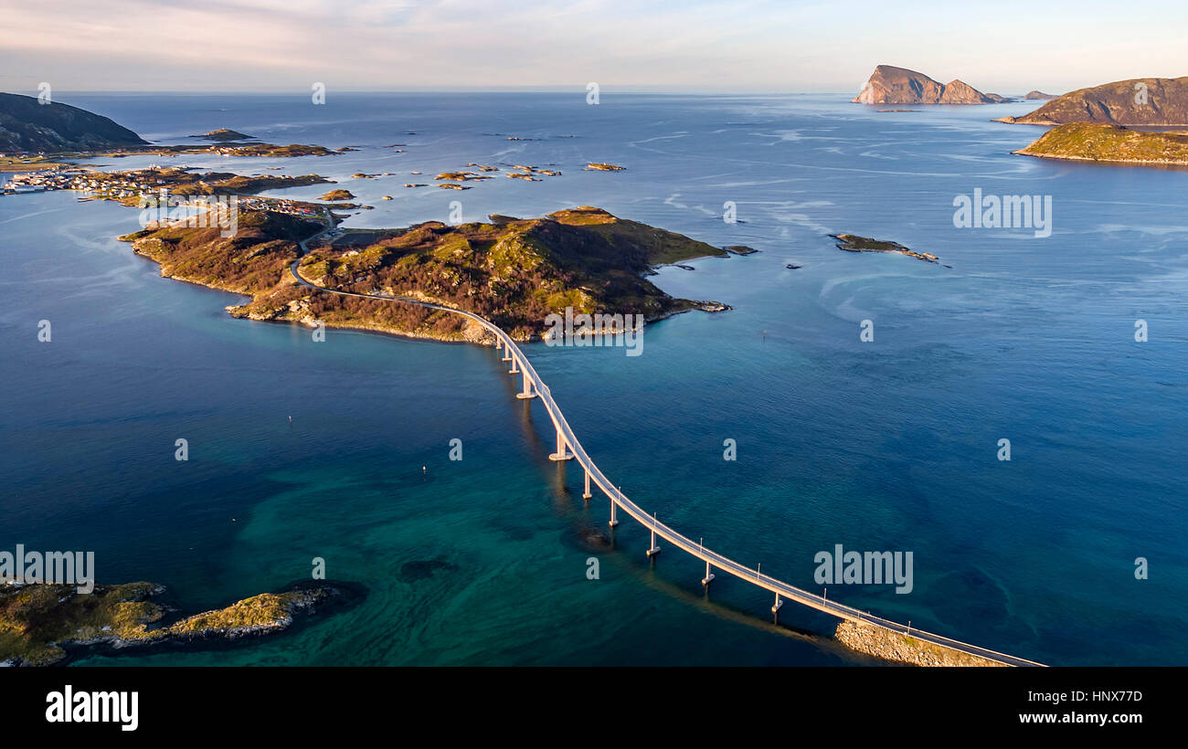 Luftaufnahme des berühmten Sommaroy Brücke von Kvaloya Insel Sommaroy Insel im Herbst, Arktis Norwegen Stockfoto