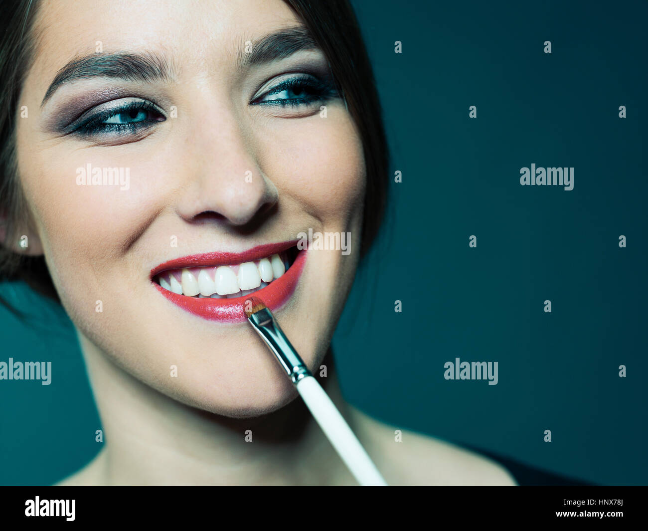 Roter Lippenstift wird angewendet, um der schönen jungen Frau Lippe Stockfoto