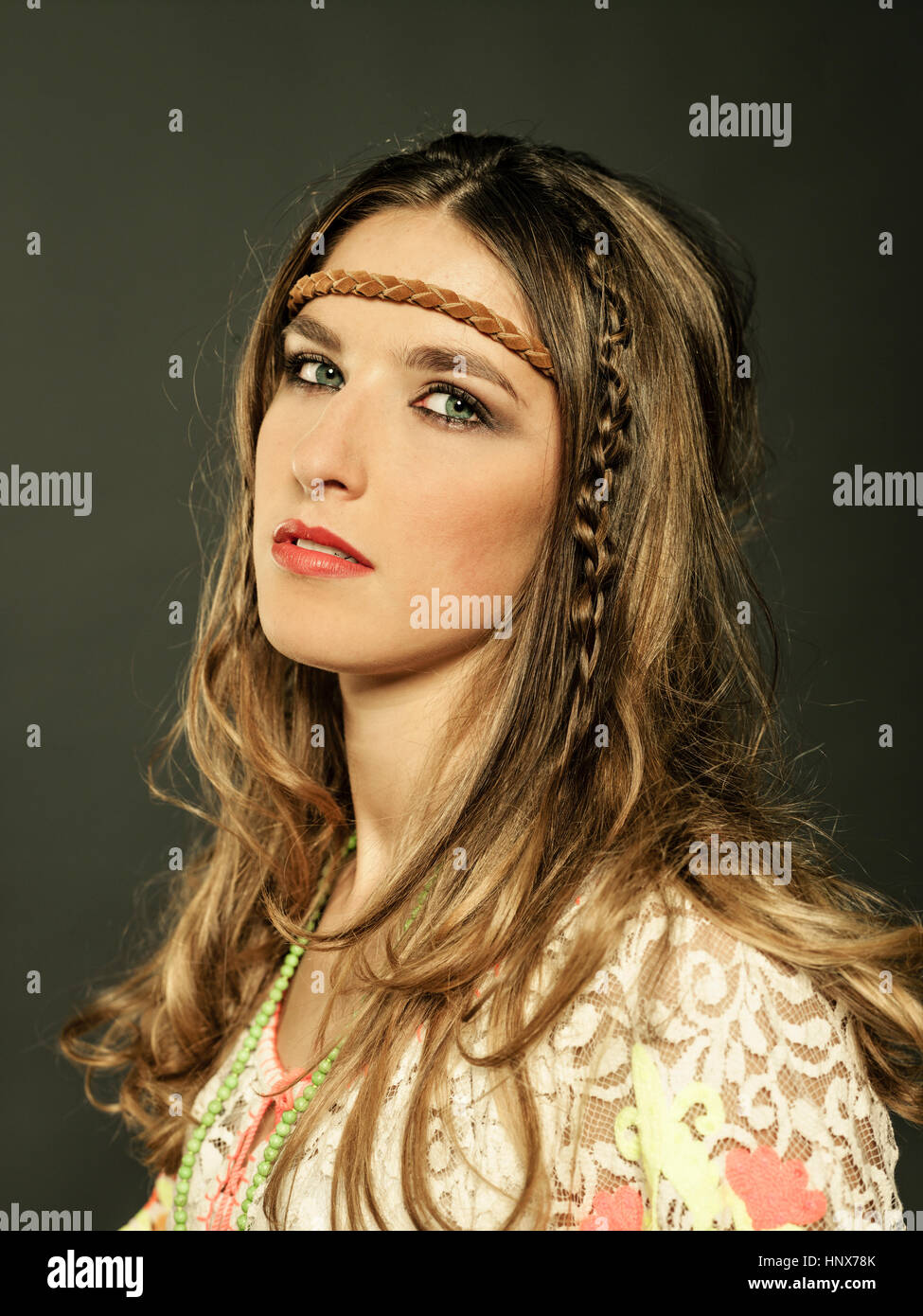 Studio-Porträt der schönen jungen Frau im böhmischen Mode Stockfoto