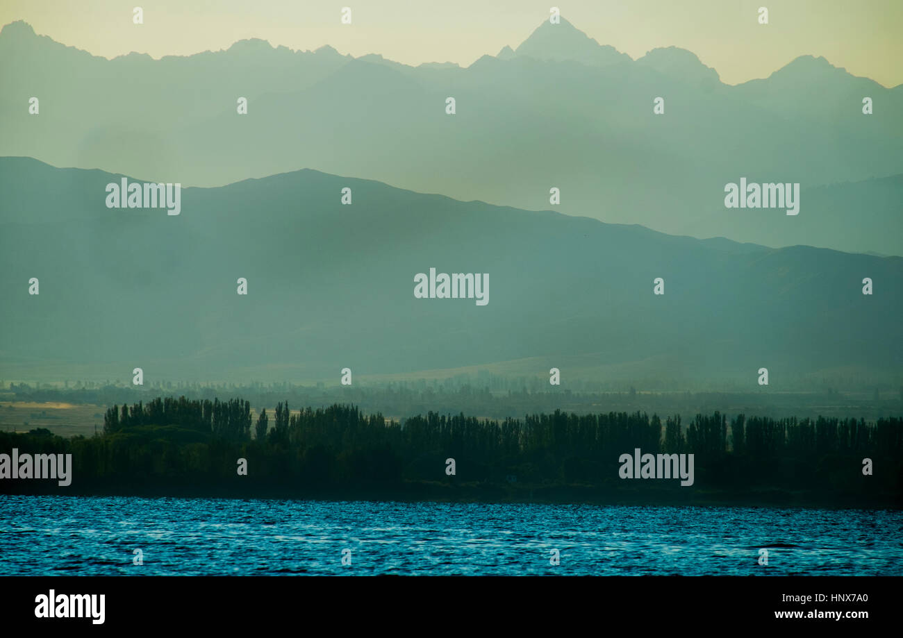 Landschaftsblick auf See und nebligen Bergen, Kirgisien, Zentralasien Stockfoto
