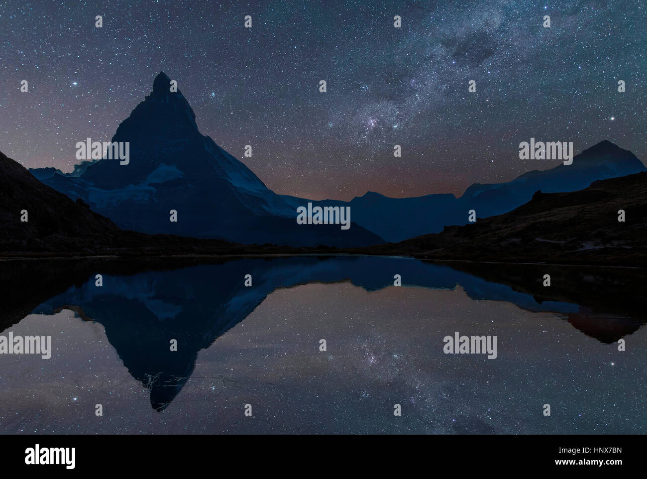 Das Matterhorn unter Sternenhimmel, Zermatt, Schweiz Stockfotografie - Alamy