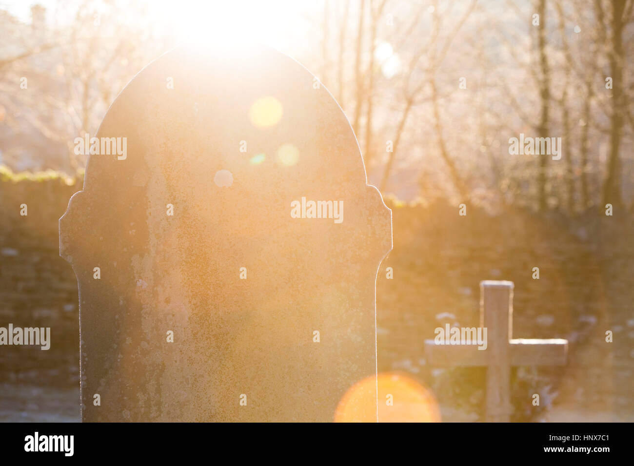 Sonnenlicht auf Grabstein im Friedhof Stockfoto