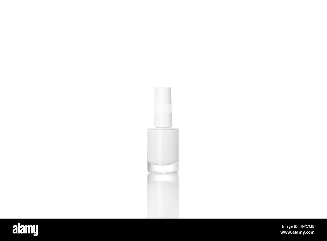 Leere Flasche Nagellack in weiß isoliert. Mock-up. Stockfoto