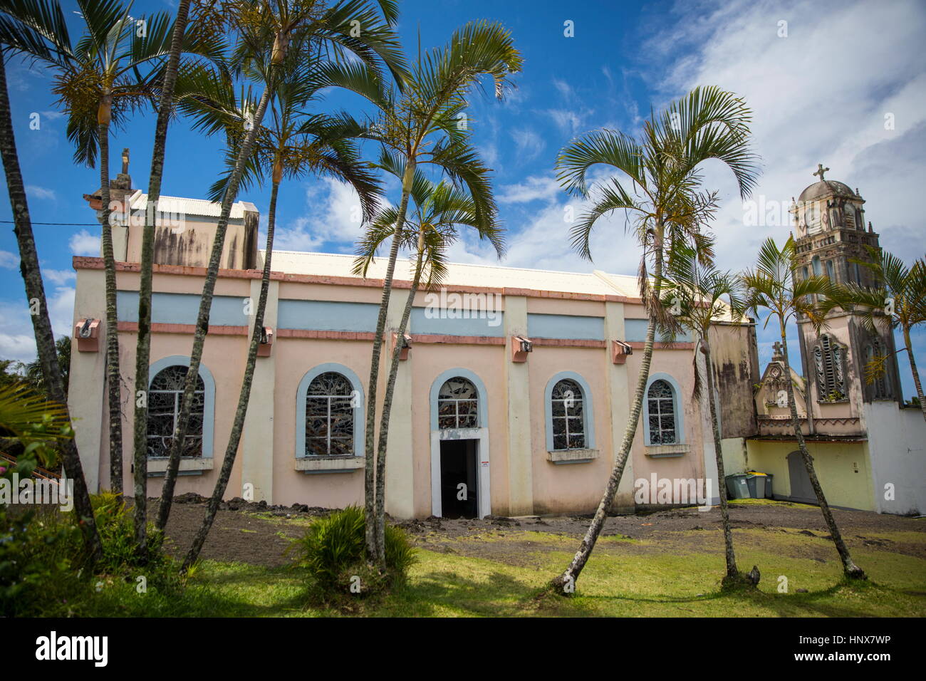 Rosa Kirche und Palmen Bäume, Insel La Réunion Stockfoto