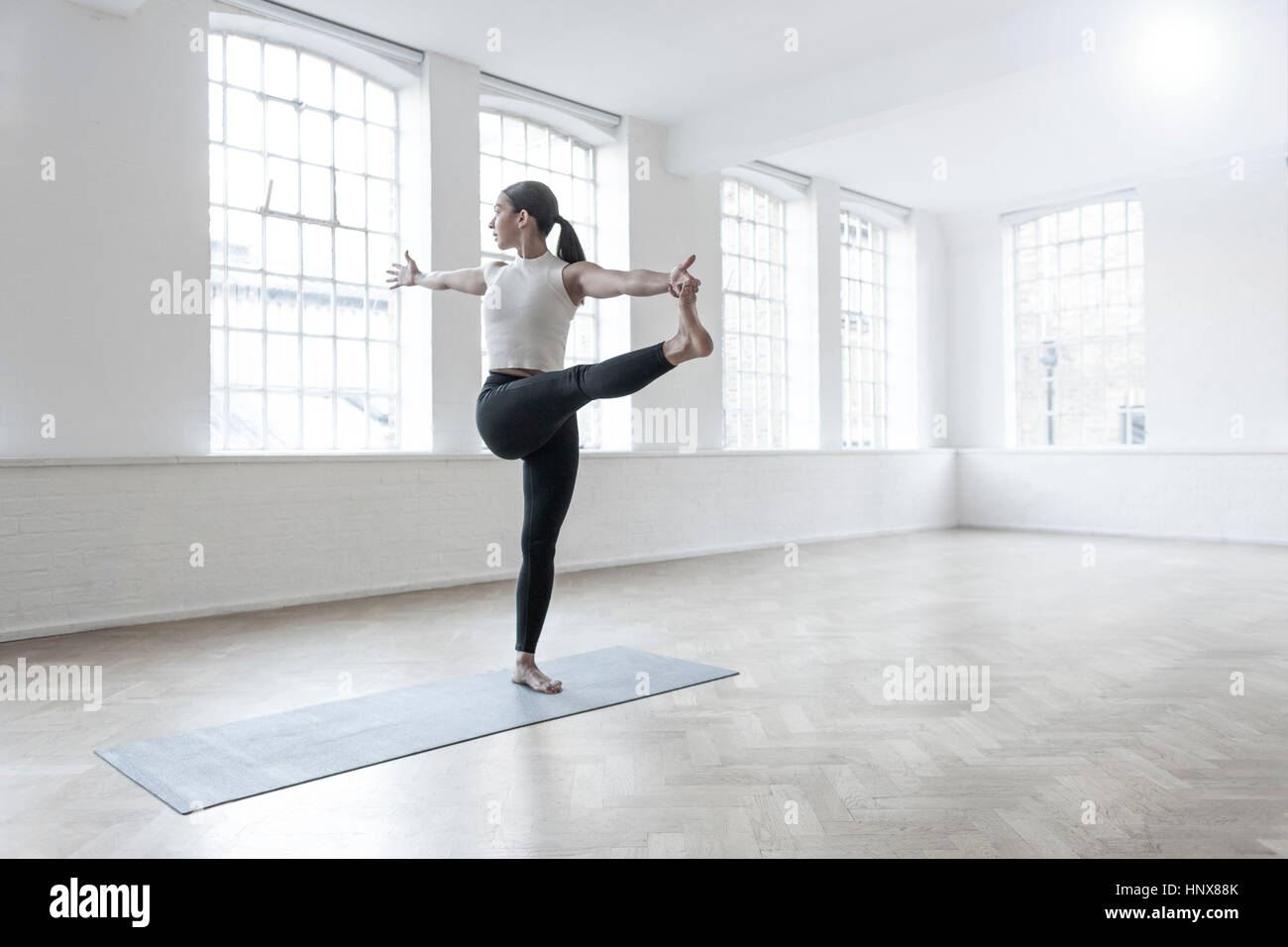 Frau im Tanz Studio Bein hob, Dehnung Stockfoto