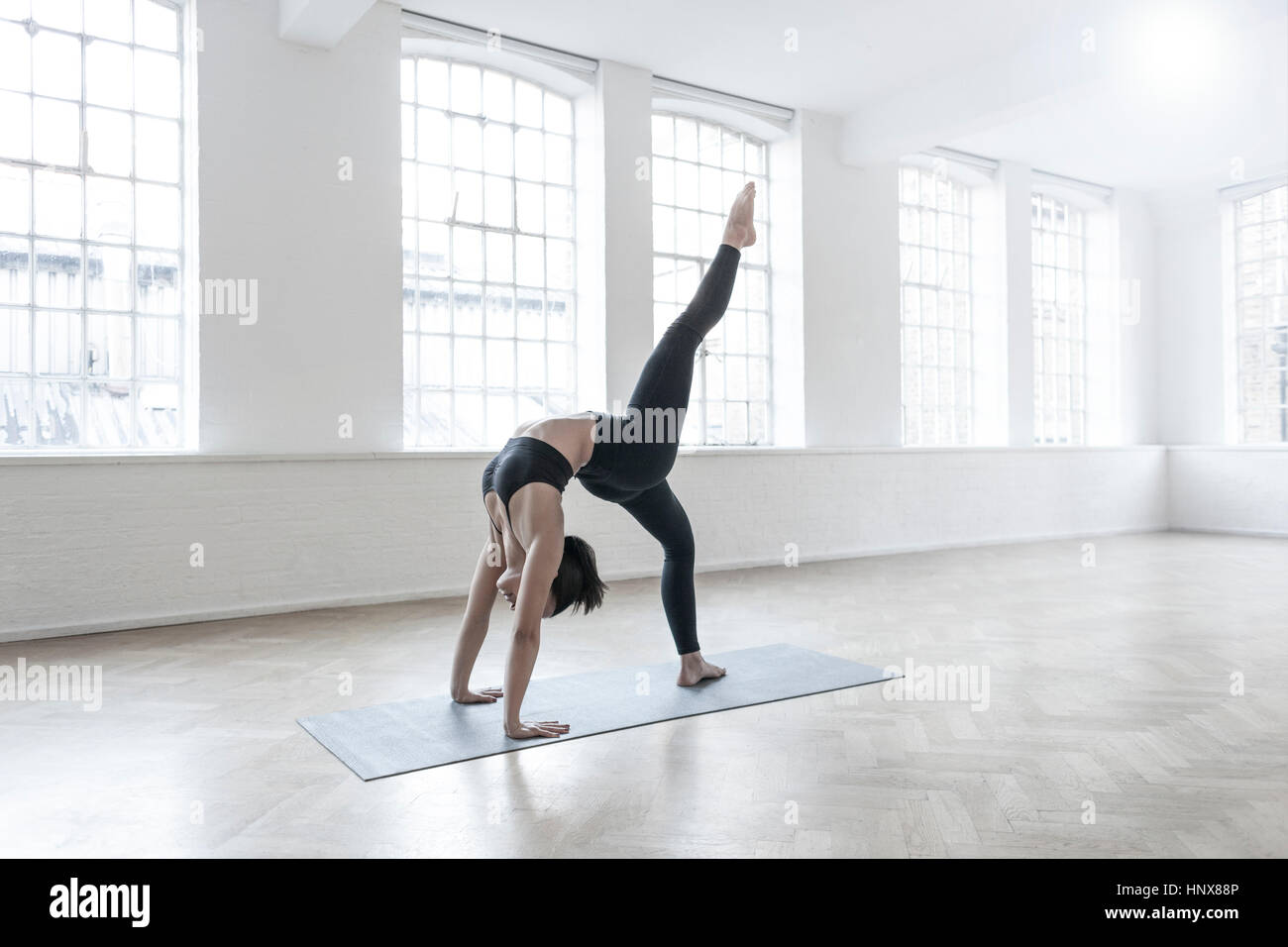 Frau im Tanz Studio Bein wuchs in Krabben-position Stockfoto