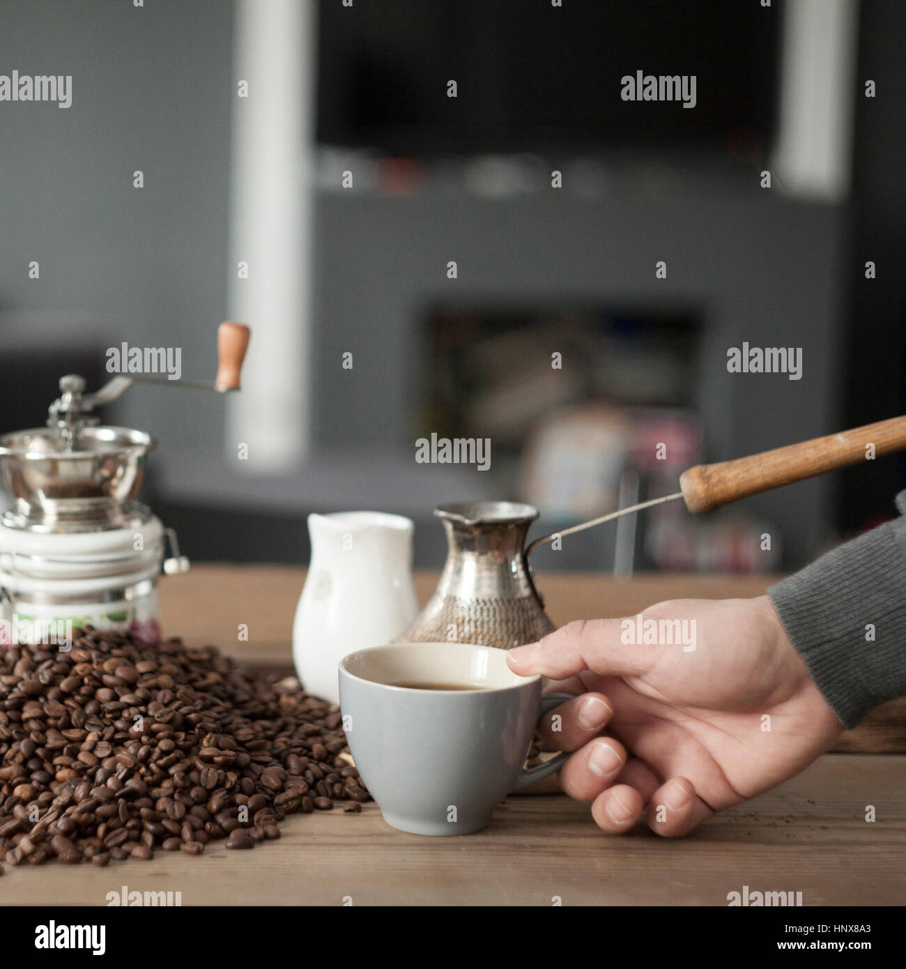 Menschenbild Abholung Kaffeetasse beschnitten Stockfoto