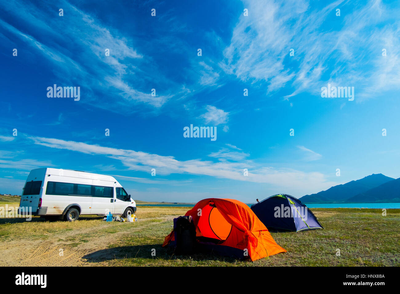 Zelte und Minibus von Mountain Lake, Kirgisien, Zentralasien Stockfoto