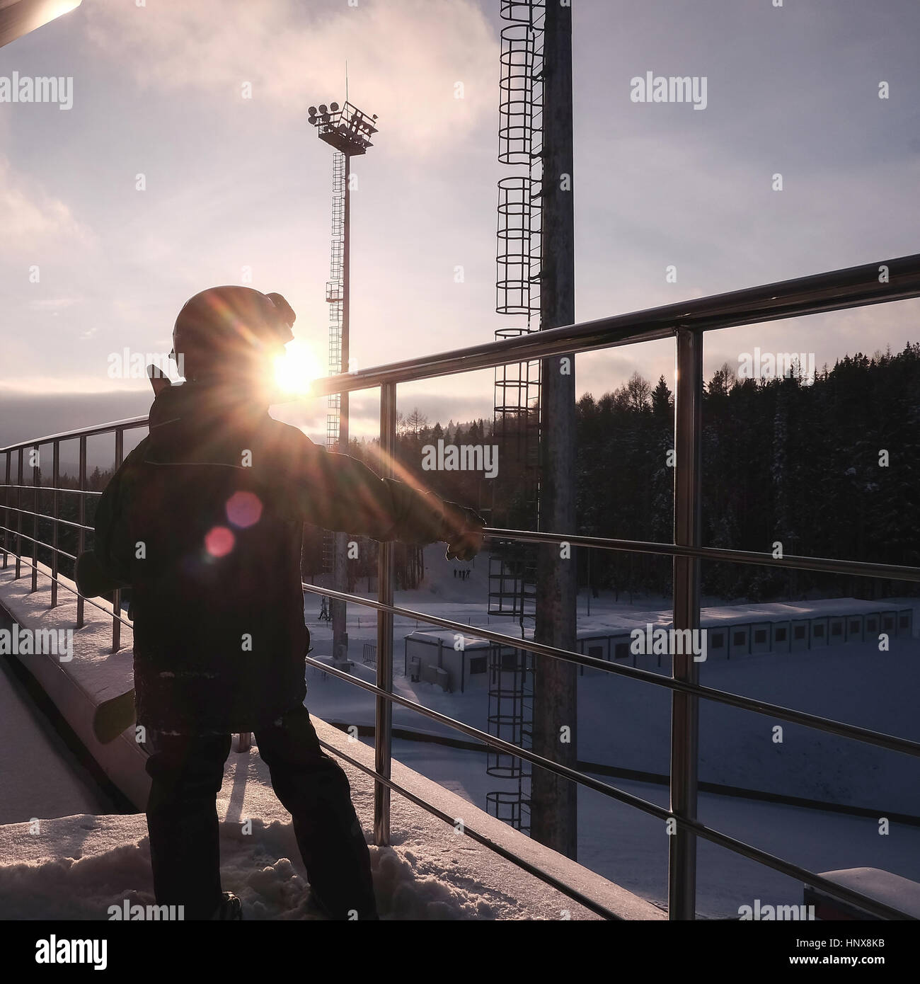 Rückansicht des jungen Skipiste wegschauen Stockfoto