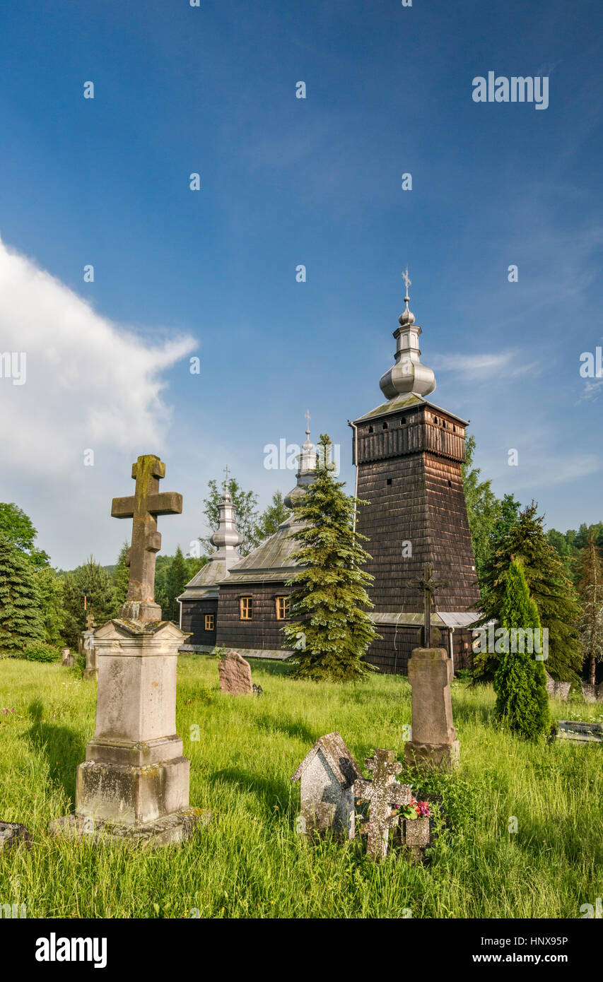 Der heilige Lukas der Evangelist-Kirche, 1835, griechisch-katholische, jetzt östlich-orthodoxen Friedhof im Dorf Leszczyny, untere Beskiden, Kleinpolen, Polen Stockfoto