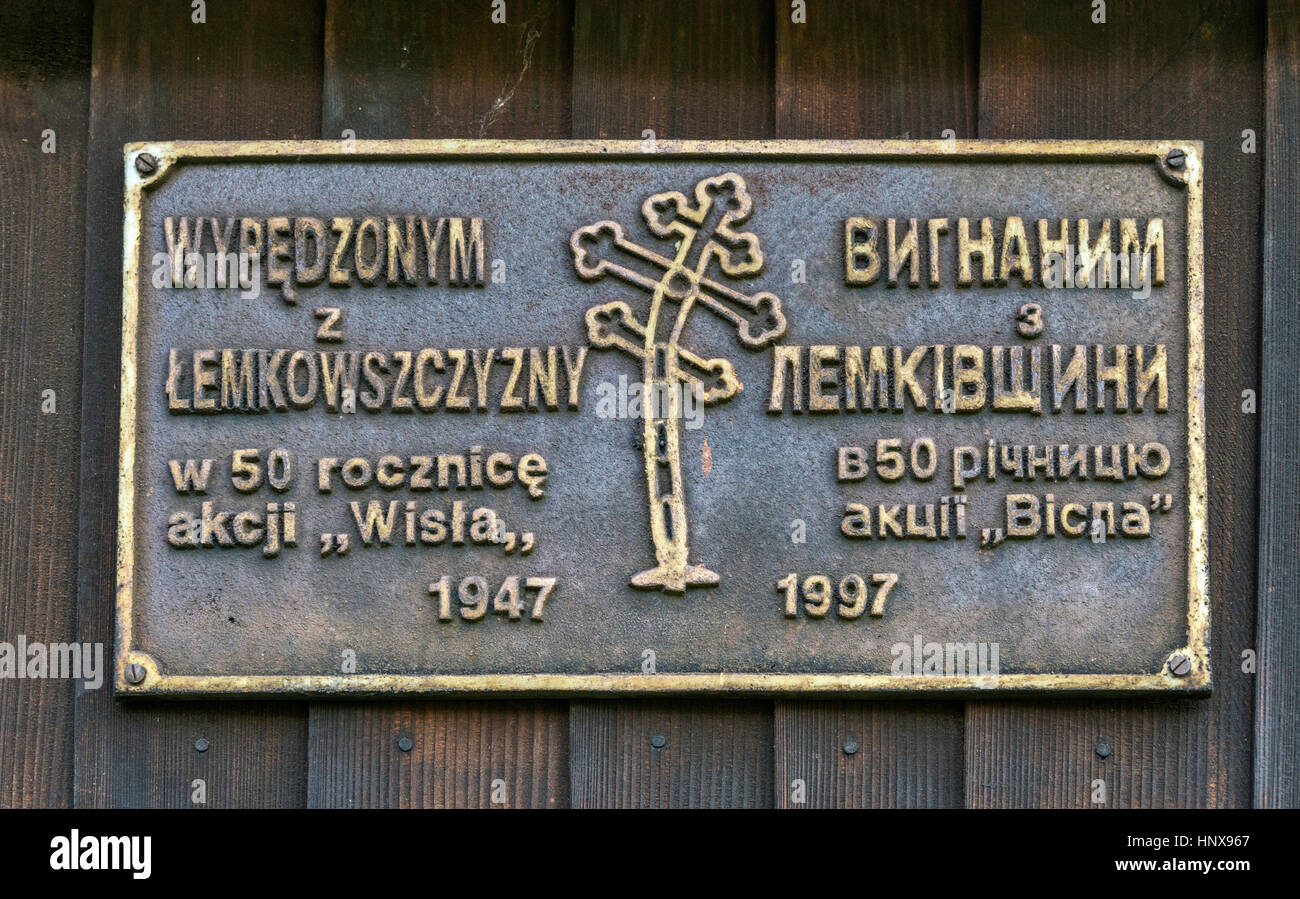 Zweisprachiges polnisch-ukrainisches Zeichen zur Erinnerung an die Zwangsumsiedlung der Lemko-Minderheit, Dorf Leszczyny, Niederbeskids, Malopolska, Polen Stockfoto