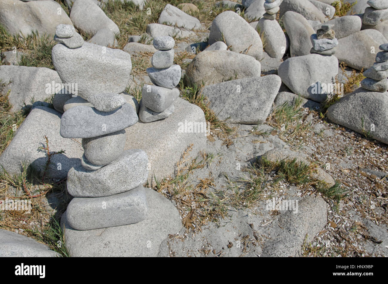 Erstaunliche Kunstwerke aus aus Steinen in perfekter balance Stockfoto