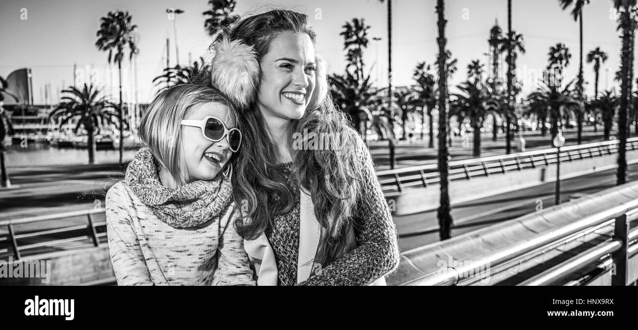 in Barcelona für einen perfekten Winter. glückliche moderne Mutter und Tochter Reisende in Barcelona, Spanien in die Ferne Stockfoto