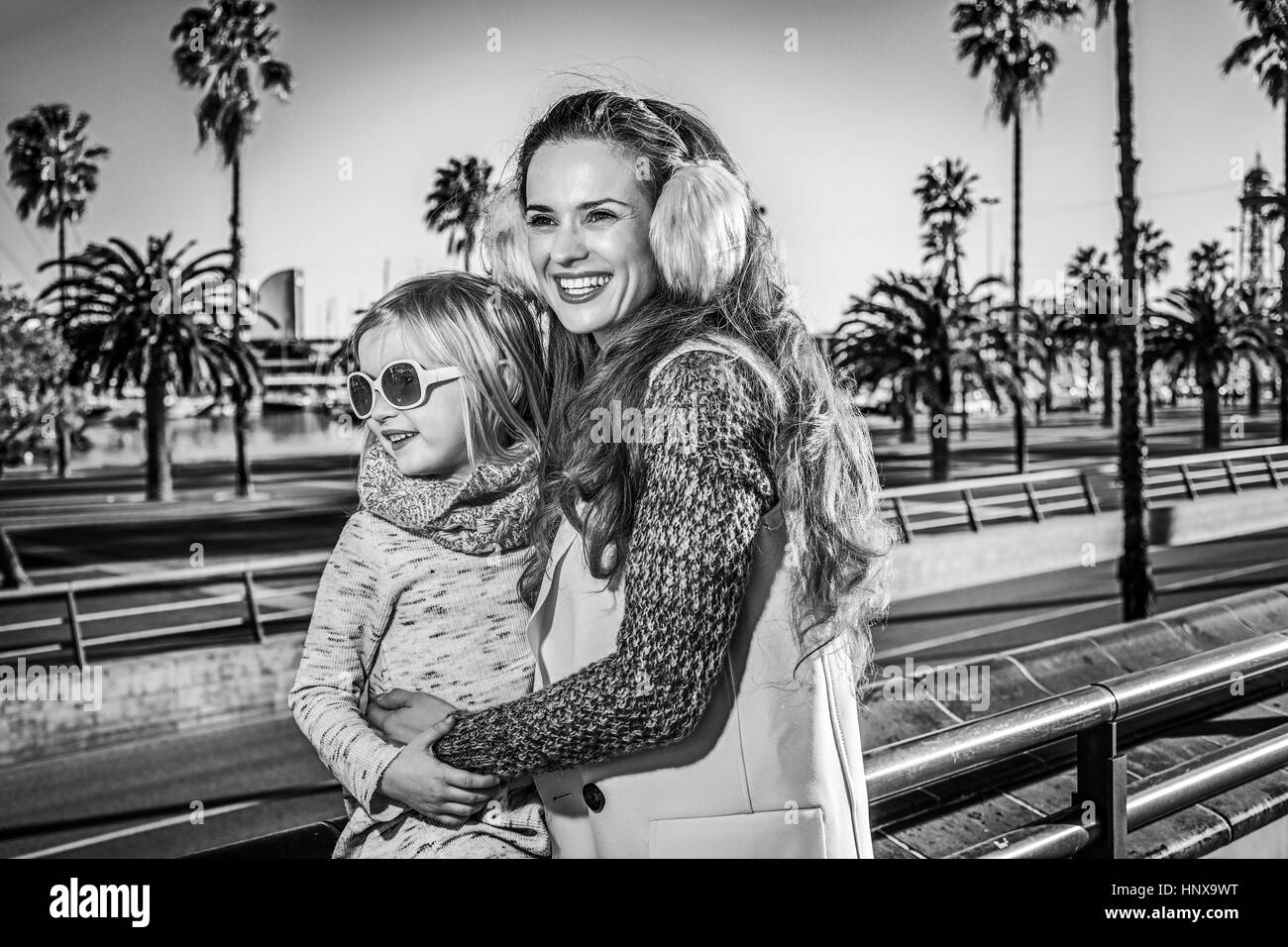 in Barcelona für einen perfekten Winter. glückliche moderne Mutter und Tochter Reisende in Barcelona, Spanien in die Ferne Stockfoto